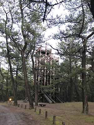 キャンプ場の奥にそびえ立つ塔